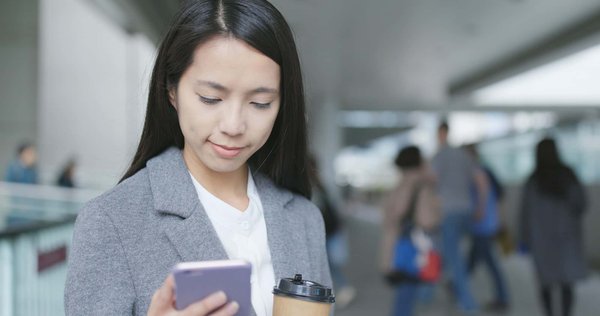 Comment une entreprise de services de garde d'enfants peut-elle utiliser le marketing par SMS pour attirer de nouveaux clients ?